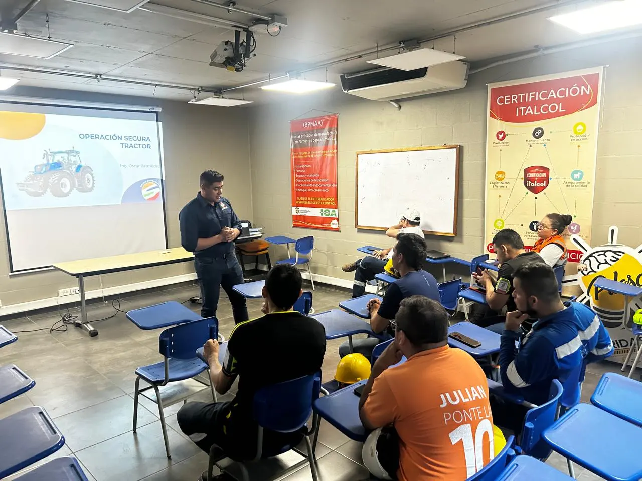 Equipo de trabajo en jornada de capacitación empresarial SION SST